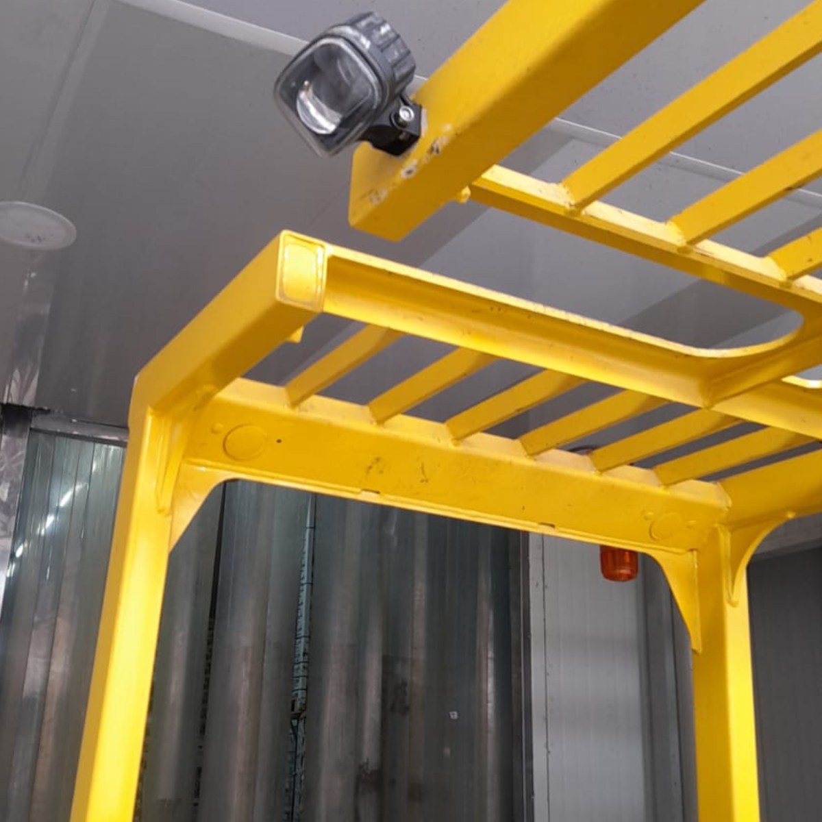 Proyector Lumínico para Vehículos en Forma Haz de Luz Recto