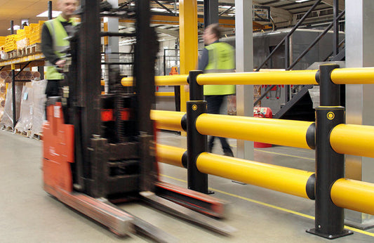 ¿Cuál es la altura recomendada para barreras en zonas peatonales?